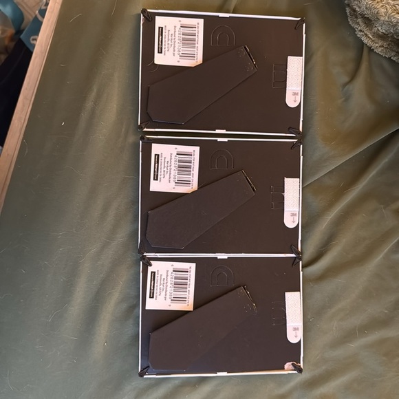 Stylized White Drawing Illustrations with Graceful Poses - Picture 5 of 5